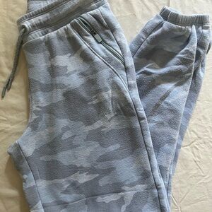 ATHLETA GIRL HEATHER BLUE CAMO WARM UP JOGGER Size Medium 8/10